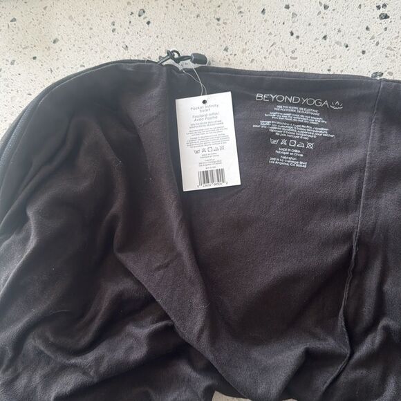 Beyond Yoga Pocket Infinity Scarf Matte Black Versatile Lightweight Wrap NWT - Picture 3 of 8